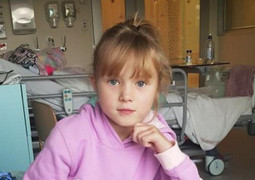 Mẹ phát hiện con bị ung thư hiếm gặp sau cơn đau lưng