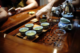 Sự khác biệt giữa uống trà và nước đun sôi để nguội: Loại nào lợi ích lớn hơn?