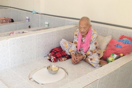 Sự thật về tấm ảnh 'Trung tâm CTXH Vĩnh Long để cụ bà ngủ giường gắn bồn cầu'