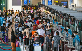 Khách đi máy bay tăng kỷ lục, sân bay Nội Bài ùn tắc