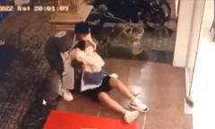 Cô gái đoảng ngã ngửa khi đập mặt vào cửa kính