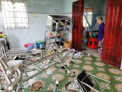 Côn đồ ngang nhiên xông vào nhà đập phá mặc cụ bà 78 tuổi van xin