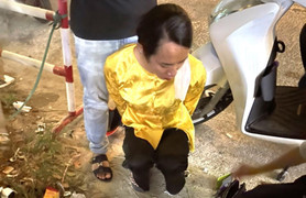 Thanh niên để tóc dài, diện quần áo bà ba đóng giả gái đi buôn ma túy