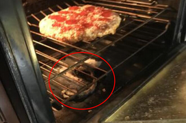 Đang nướng bánh thì lò bốc khói khét lẹt, chủ nhà ám ảnh khi thấy cảnh bên trong