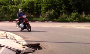 Video: Nguy hiểm rình rập từ những hố ga mất nắp ở Hà Nội