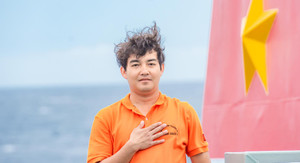 Hành trình 1.000 ngày mang lá cờ Tổ quốc vòng quanh thế giới trở lại Trường Sa