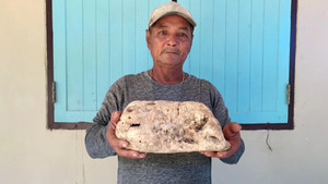 Video: Ngư dân nhặt được khối long diên hương trị giá 130.000 USD