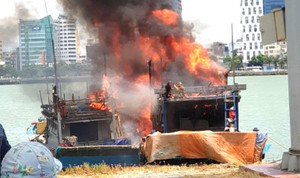 2 tàu cá bốc cháy dữ dội khi đang neo đậu trên sông Hàn
