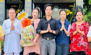 Sao Việt 1/7: Ngọc Sơn đưa đồng nghiệp tới viếng mộ mẹ trong ngày giỗ đầu