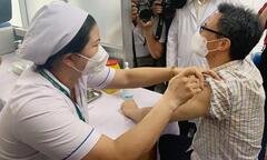 Phó Thủ tướng Vũ Đức Đam tiêm vaccine mũi 4 phòng COVID-19 tại TP.HCM