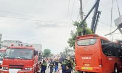 Xe khách lao vào quán cà phê, 5 người thương vong
