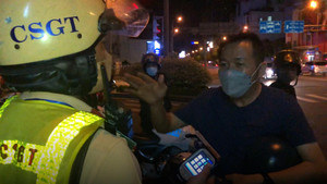 Video: Bị xử phạt, 'ma men' bỏ xe và giấy tờ rời khỏi hiện trường