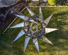 Video: Nhà kính 'biến hình' từ viên đá quý thành vương miện