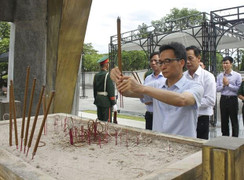 Phó Thủ tướng Vũ Đức Đam tri ân các anh hùng liệt sỹ tại Quảng Trị