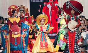 Người mẫu nhí Việt đem văn hoá nước nhà lên sàn diễn thời trang Thái Lan