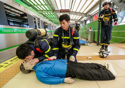 Ảnh: Diễn tập tình huống hành khách bị ngừng thở trên tàu Cát Linh-Hà Đông