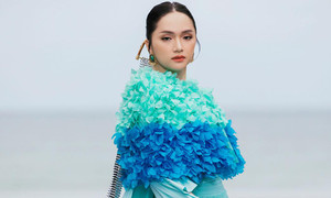 Hương Giang thần thái khi catwalk trên hồ bơi vô cực 