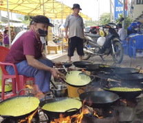 Video: Đội bánh xèo lưu động phục vụ miễn phí ở An Giang