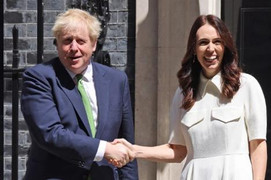 Khoảnh khắc Thủ tướng Anh gây chú ý vì bắt tay quá mạnh