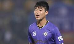 Khiến đối thủ chấn thương rời sân, Duy Mạnh thoát thẻ phạt tranh cãi