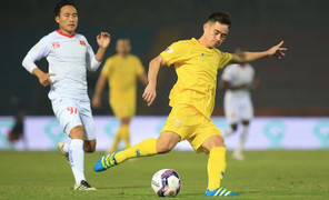 Ngoại binh sút hỏng 11m, CLB Nam Định thua cay đắng trên sân nhà