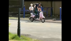 Yên xe máy nóng bỏng khiến thanh niên giật nảy người 