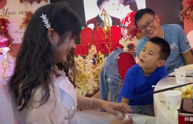 Cậu bé ngẩn người khi thấy gái xinh