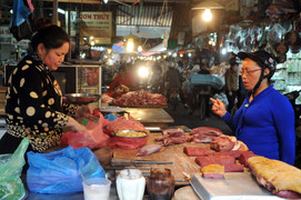 Người nội trợ đau đầu khi rau củ, thịt gà, thịt heo tăng giá