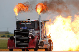 Xe tải gắn động cơ phản lực đua với máy bay, một người thiệt mạng