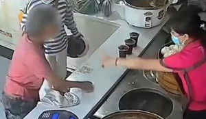 Bà lão ăn xin 'trả oán' người giúp mình khiến dân mạng ngán ngẩm