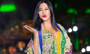 Cindy Thái Tài tạo dáng nhí nhảnh trên sàn catwalk