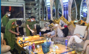 Video: Đột kích quán karaoke phát hiện hơn 130 người dương tính với ma túy