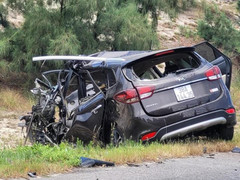 Xe con va chạm xe đầu kéo, 5 người thương vong