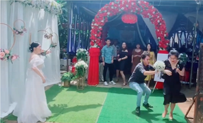 Cô gái chạy thục mạng khi được bạn trai tặng hoa cưới 