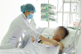 Áo mưa cuốn vào bánh xe, nam thanh niên bị đa chấn thương