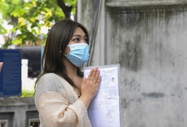 Ảnh: Trước ngày thi tốt nghiệp THPT, sĩ tử nườm nượp đi lễ cầu may