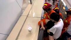 Video: Lính cứu hỏa giải cứu cậu bé bị kẹt đầu khi đi thang cuốn