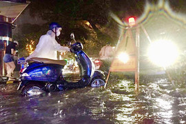 Ảnh: Mưa như trút nước, nhiều nơi ở Hà Nội ngập