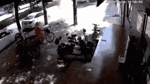 Video: Hố ga phát nổ liên tiếp, công nhân vệ sinh hoảng sợ bỏ chạy