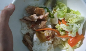 Lấy cơm ăn, bạn trẻ muốn bật khóc khi thấy thứ bố để lại trong nồi thịt kho