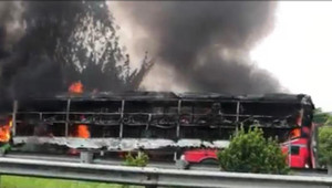 Xe khách giường nằm cháy rụi trên cao tốc Cầu Giẽ - Ninh Bình