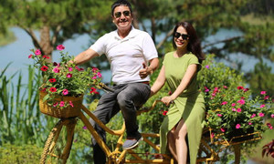 Sao Việt 7/7: Chí Trung hài hước rủ bạn gái kém 17 tuổi bán hoa kiếm sống