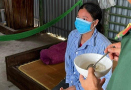 Một phụ nữ không biết bơi, trôi lênh đênh trên biển 8 tiếng được cứu sống