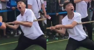 Biểu cảm 'khó đỡ' của thanh niên thi kéo co
