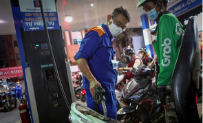 Chuyên gia: Giá xăng dầu tăng cao, người nghèo chịu thiệt thòi nhất