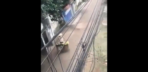 Hết hồn với tiếng rao như quát của chị bán hàng rong