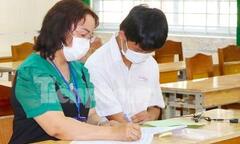 Phòng thi đặc biệt: Giáo viên viết bài thi hộ thí sinh bị gãy tay