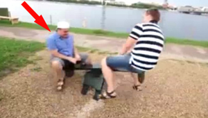 Quý ông 'lãnh đủ' khi chơi bập bênh trẻ em