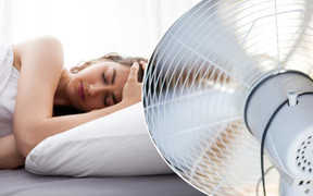 Bật quạt khi ngủ có hại không?