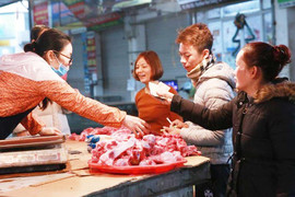 Video: Đi chợ cùng bà nội trợ với 100.000 đồng thời bão giá